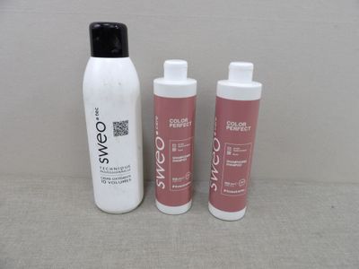 deux flacons de parfum et un flacon de lotion posés sur une table