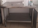 une table en métal sur laquelle est posée une bouteille d'eau