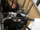une moto qui se trouve à l'intérieur d'un carton