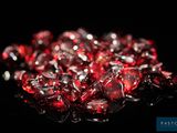 de très jolis diamants rouges sur un fond noir