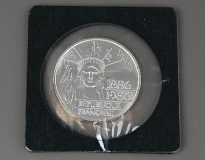 une pièce d'argent à l'effigie de la Statue de la Liberté