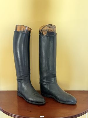une paire de bottes noires posée sur une table