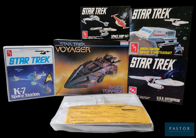 il y a beaucoup de jouets Star Trek exposés sur la table