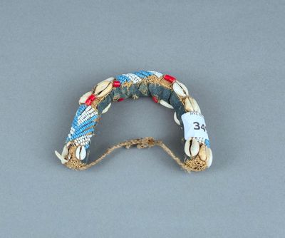 une photo d'un bracelet composé de coquillages et de perles