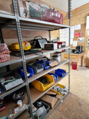 de nombreux outils sur les étagères du garage