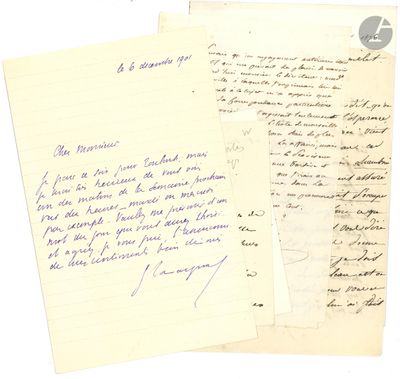 deux vieilles lettres sont posées l'une à côté de l'autre sur une feuille de papier