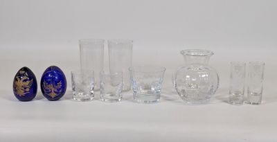 beaucoup de vases et de verres sur la table