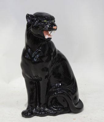 une image représentant une figurine de chat noir sur fond blanc