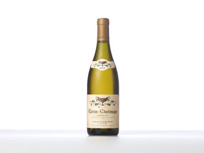 gros plan d'une bouteille de vin sur une table