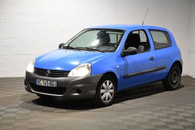 la photo d'une petite voiture bleue garée dans un garage