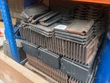 un grand nombre de boîtes empilées sur une étagère