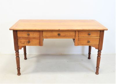 un petit bureau en bois muni de deux tiroirs