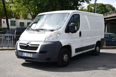 une camionnette blanche garée dans un parking