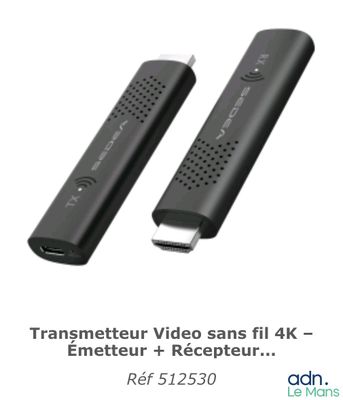 un gros plan sur deux télécommandes noires sur fond blanc