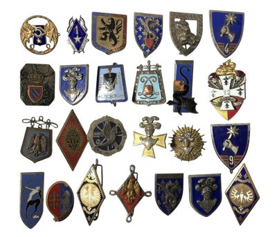 de nombreux types de badges différents sur fond blanc