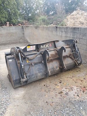 une grosse machine qui est à l'abandon dans la boue
