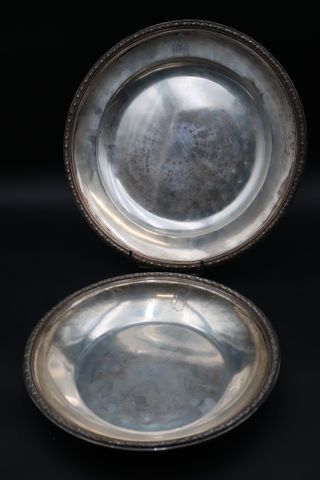 Plat rond en argent Minerve monogrammé Lapar Orfèvre à Paris PB :...