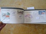 une personne tenant un livre sur lequel figurent des timbres