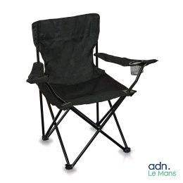 La chaise pliante est noire et dispose d'un porte-verre à l'arrière.