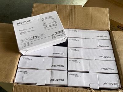 un grand nombre de boîtes empilées les unes sur les autres