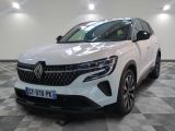 vue de face d'un SUV blanc garé sur un sol en damier
