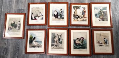 de nombreuses photos encadrées sur le mur d'une pièce