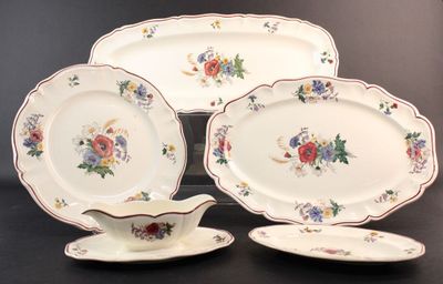 trois assiettes et une soucoupe posées sur une table