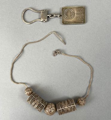 Collier en argent à cinq perles à décor filigrané, fine chaî…