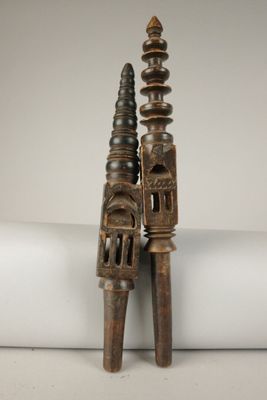 deux sculptures en bois posées l'une sur l'autre sur une table
