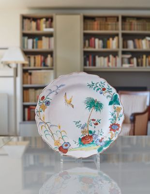 une assiette posée sur une table devant une bibliothèque