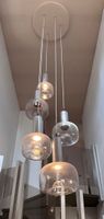 Cinq suspensions formant plafonnier en verre fumé et métal c… (photo 2)