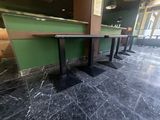 trois tables placées au milieu d'une pièce