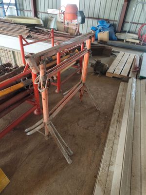 une table placée au milieu d'une pièce