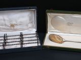 deux cuillères en argent et une cuillère en argent dans un étui
