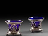 paire de vases en verre argenté et bleu cobalt, posés sur des socles