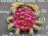 broche en rubis et diamants exposée dans une bijouterie