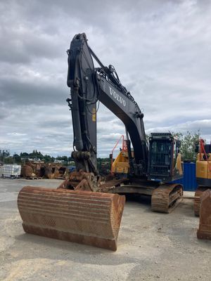 un bulldozer garé sur un parking