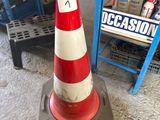 un cône de signalisation rouge et blanc dans un garage