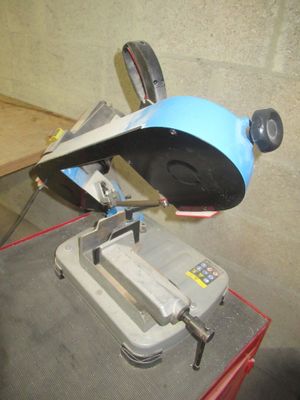 une machine posée sur une table