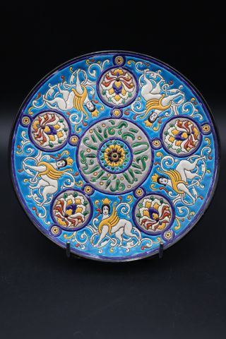 Assiette en faïence émaux de Bordeaux Vieillard, à décor arabisan...