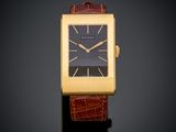 une image représentant une montre en or sur fond noir