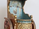 une calèche bleue et dorée posée sur une table