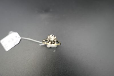 un gros plan d'une bague en diamant posée sur une table, avec une étiquette de prix