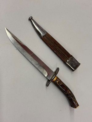 Dague de chasse. Manche en bois de cervidé et pièce de garde… - Photo 1