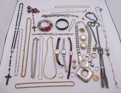plusieurs types de colliers et de bracelets différents disposés sur une table