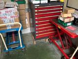 beaucoup de cartons et d'outils dans le garage
