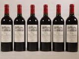 six bouteilles de vin rouge alignées sur une table