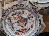 une table sur laquelle sont posés des assiettes et des bols, et un livre posé sur la table à côté