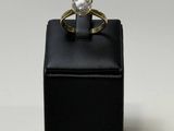 une photo d'une bague en diamant posée sur une boîte noire