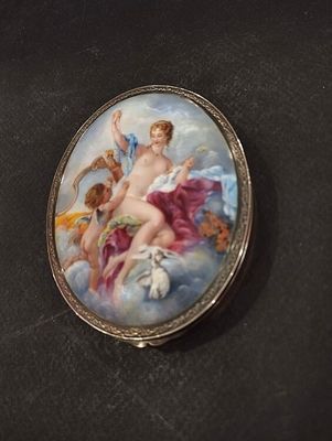 Boîte couverte en argent 935/oo à décor d'urnes fleuries ret… - Photo 1